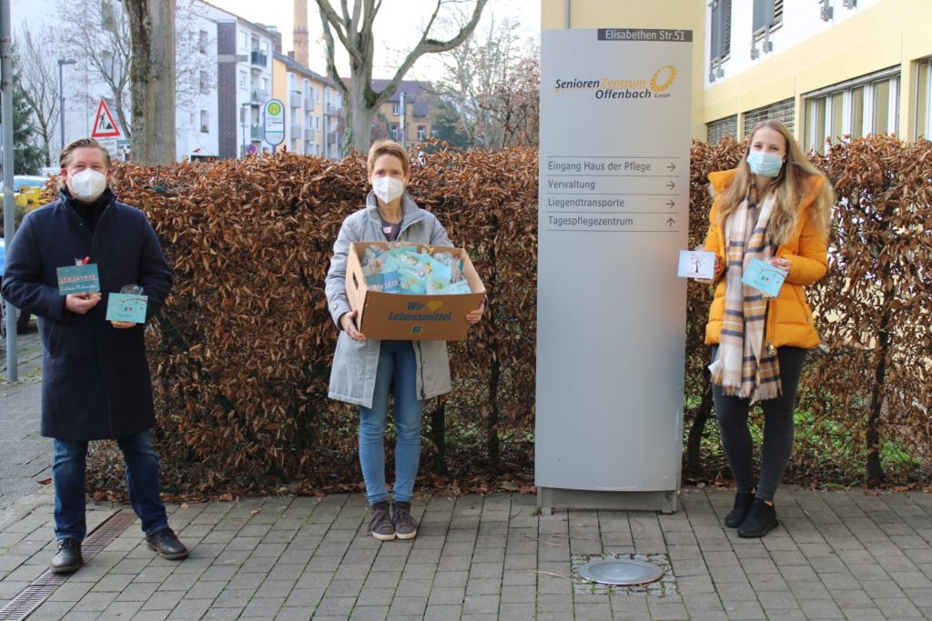 FREIE WÄHLER Offenbach übergeben Weihnachtsgebäck an SeniorenZentrum Offenbach